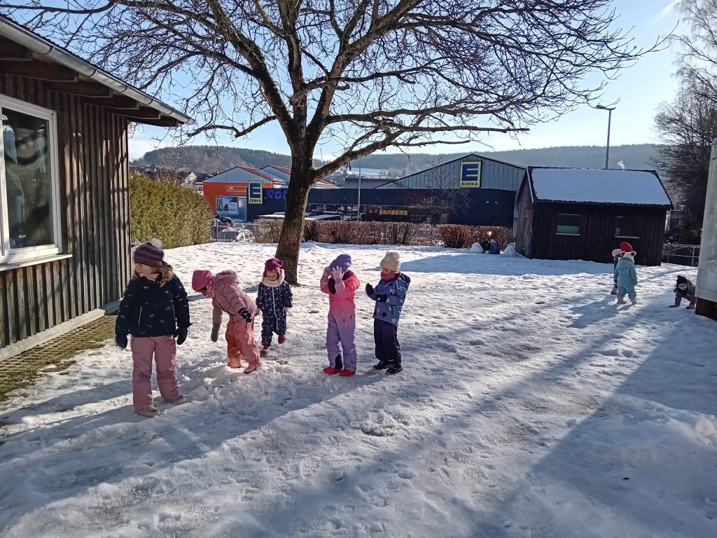 Wir spielen im Garten.