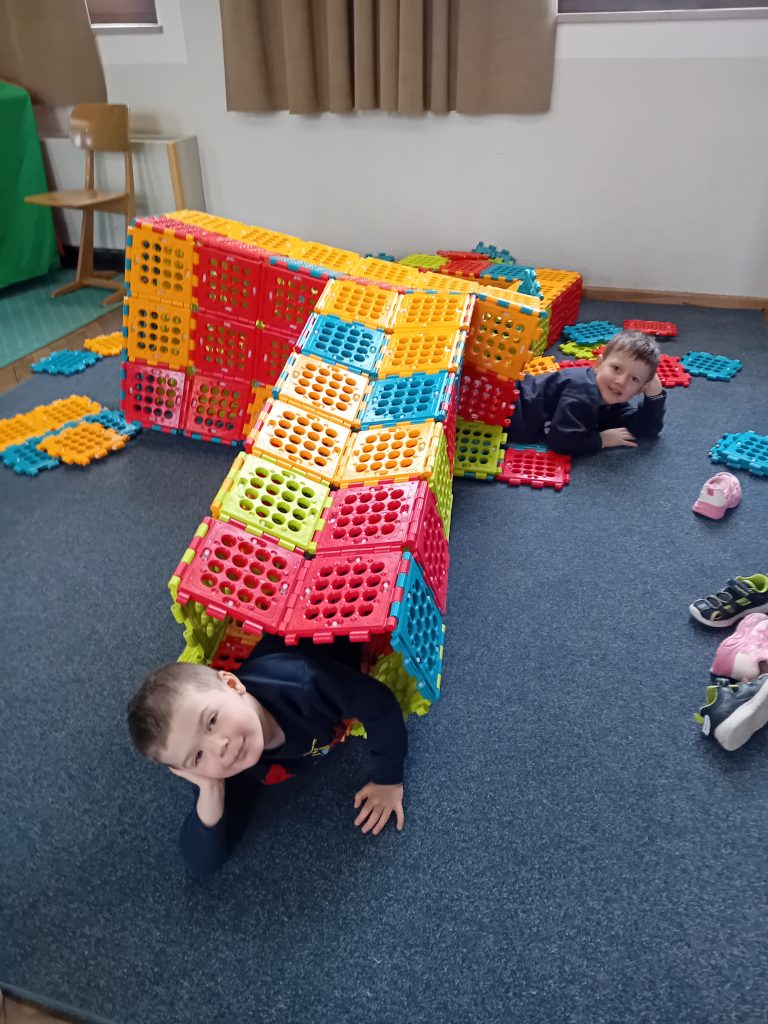 Mit unseren neuen Spielmaterialien fördern wir Kreativität und Fantasie beim Bauen.