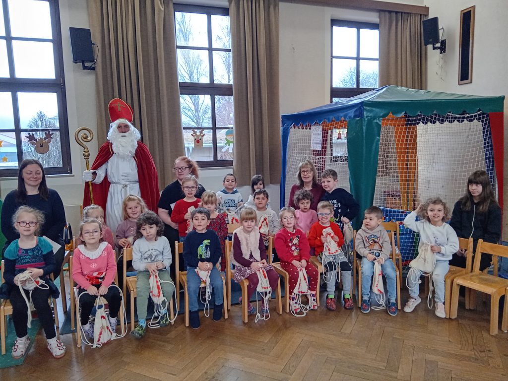 Nikolausfeier: Der Nikolaus besucht uns im Kindergarten und in der Kinderkrippe.