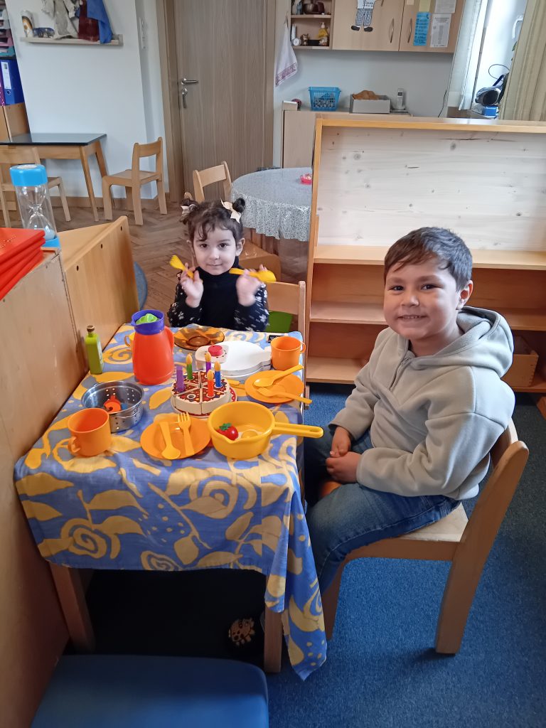 Wir spielen in der Puppenwohnung.