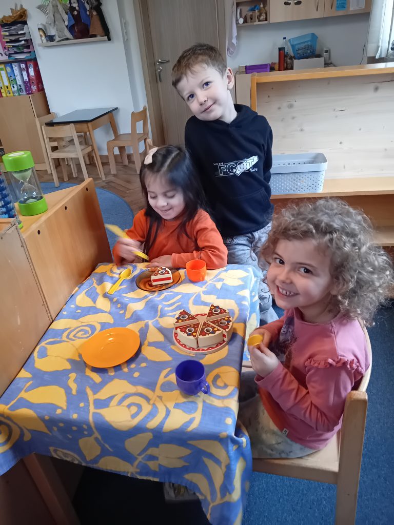 Wir spielen in der Puppenwohnung.