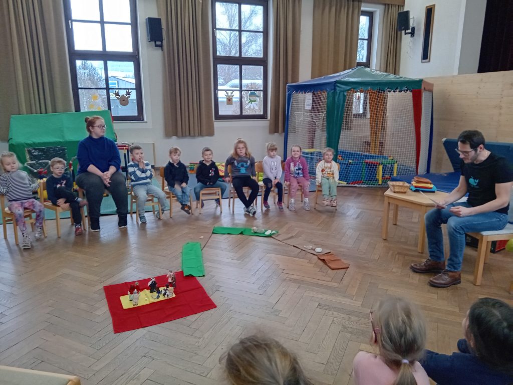 Hr. Fischer besucht uns im Kindergarten und erzählt uns eine Jesus-Geschichte.