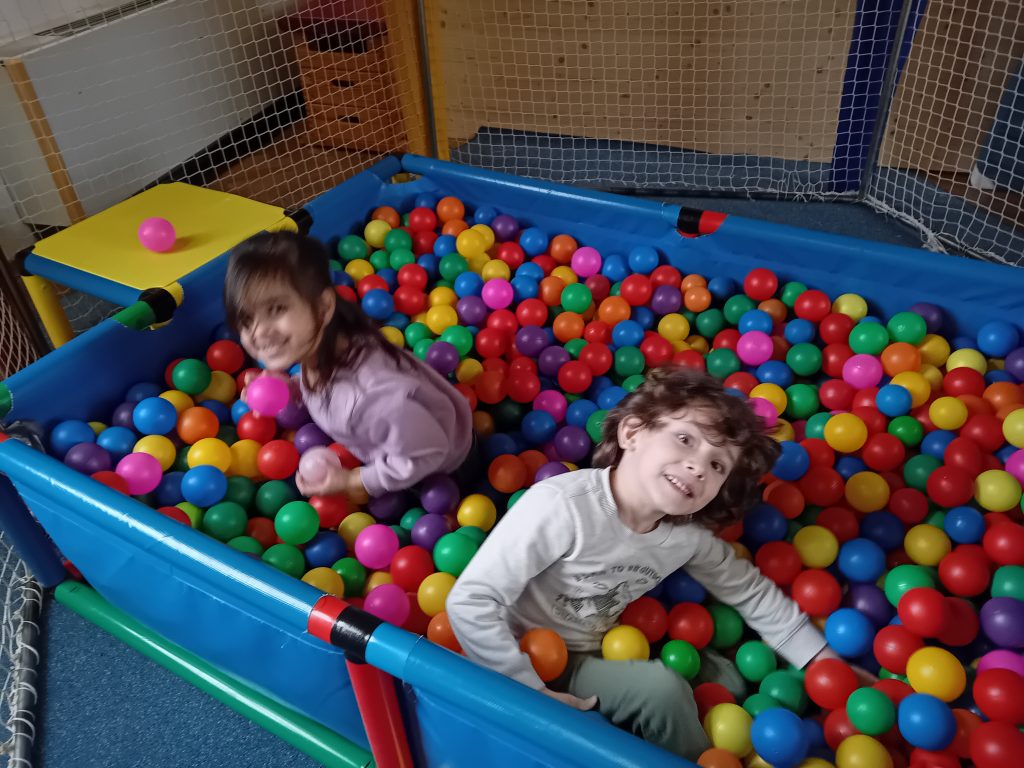 Wir haben großen Spaß beim Spielen im Bällebad.