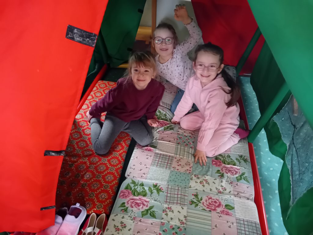 Wir spielen gemeinsam im Spielehäuschen.