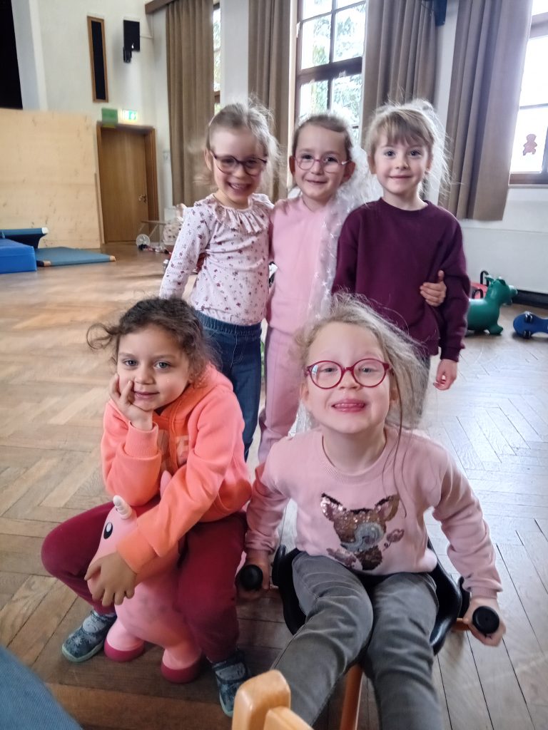 Wir powern uns beim Fahrzeuge fahren aus.