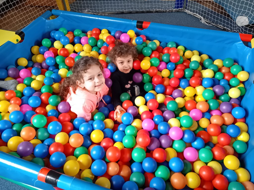 Wir haben großen Spaß beim Spielen im Bällebad.