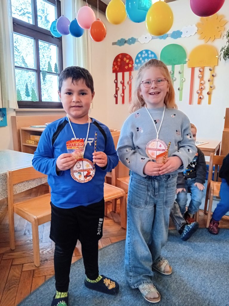 Herzlichen Glückwunsch zur Vorschulrallye. Die Kinder mussten verschiedene Aufgaben erledigen und haben zum Abschluss eine Medaille überreicht bekommen.