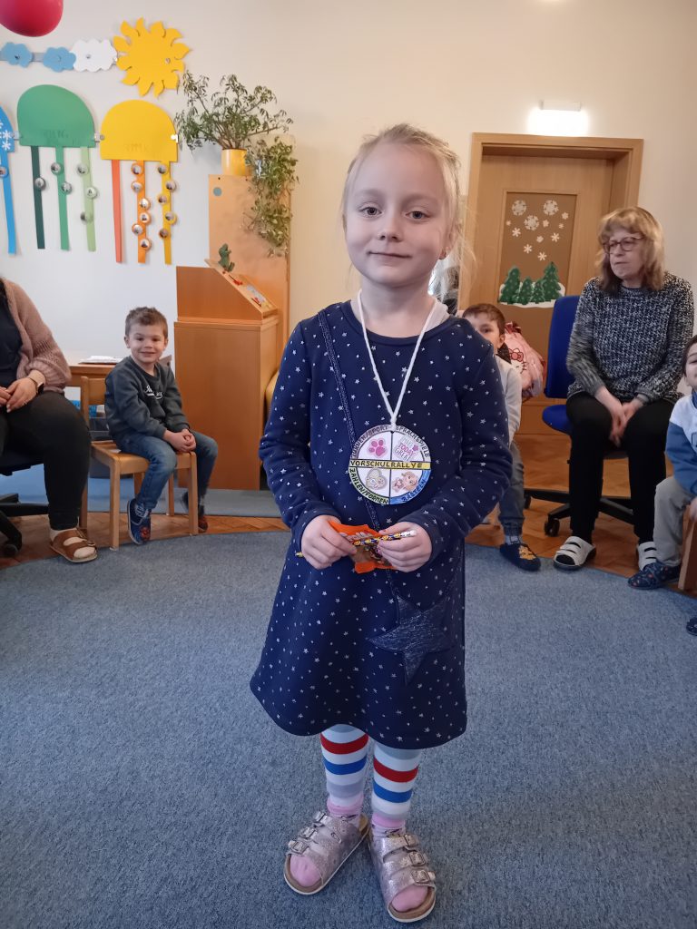 Herzlichen Glückwunsch zur Vorschulrallye. Die Kinder mussten verschiedene Aufgaben erledigen und haben zum Abschluss eine Medaille überreicht bekommen.