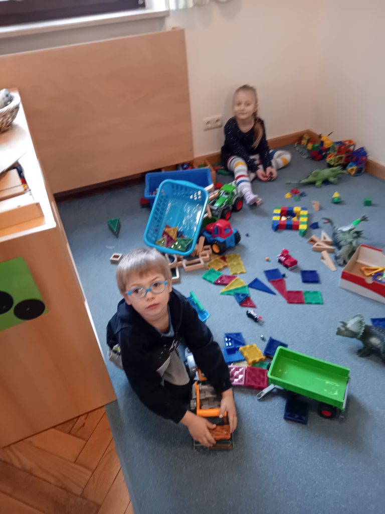 Wir spielen in der Bauecke.