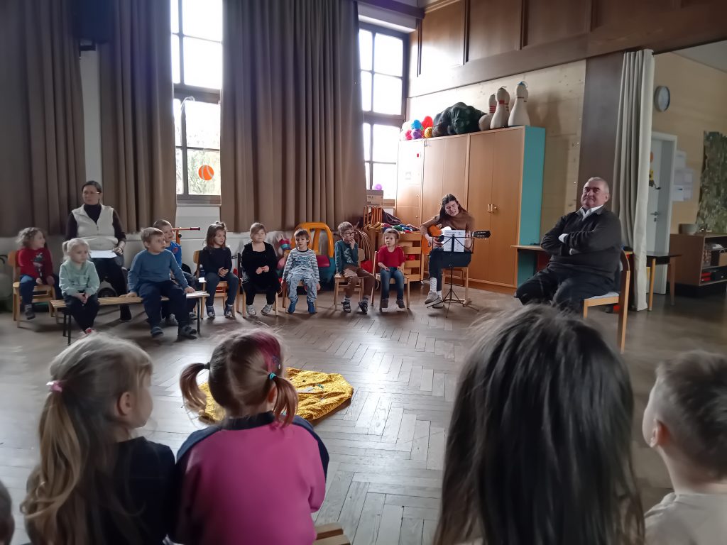 Hr. Pfarrer Kaufmann spendet uns den Blasiussegen