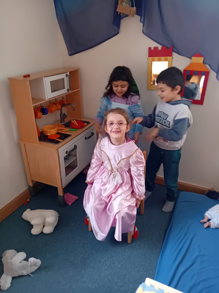 In der Puppenwohnung entdecken die Kinder beim Spielen viele kreative Rollenspiele.