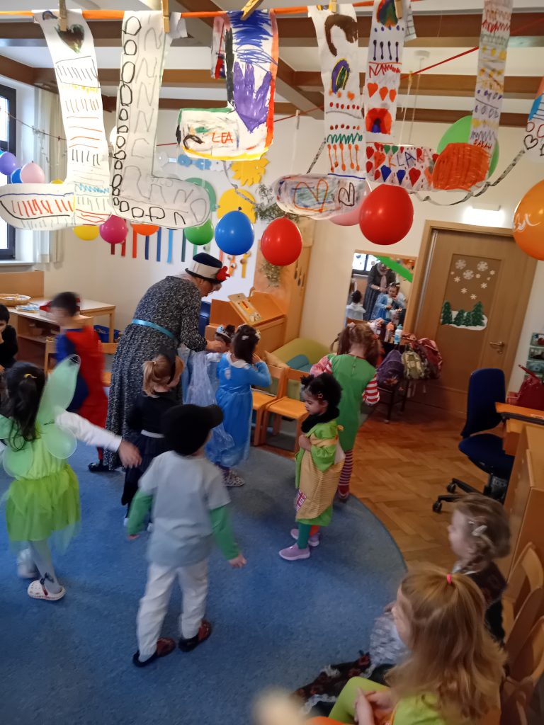 Faschingsspiele in der Katzengruppe.