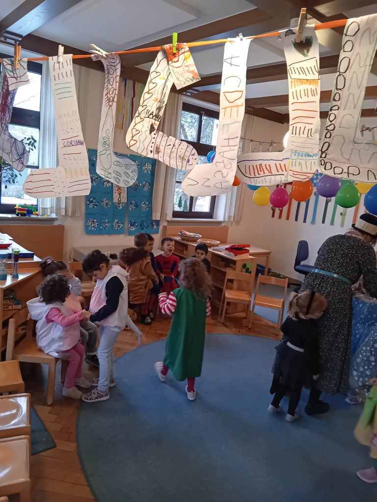 Faschingsspiele in der Katzengruppe.