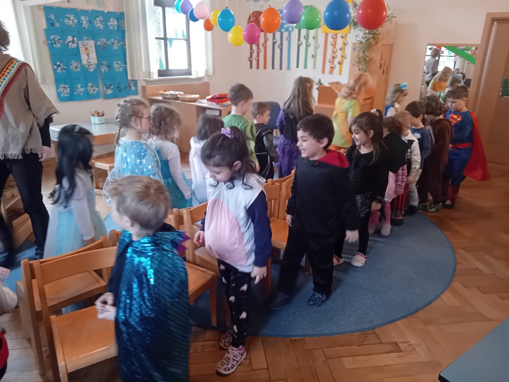 Faschingsspiele in der Katzengruppe.