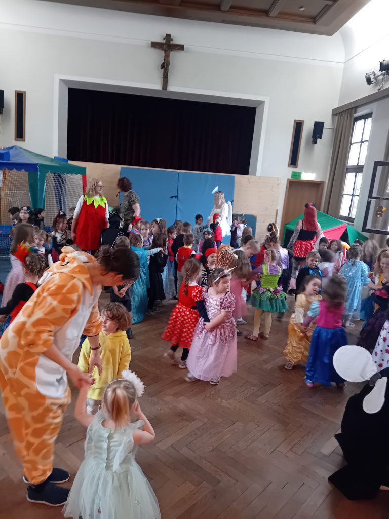 Faschingspolonaise und Faschingstanz. Alle 100 Kindergartenkinder feierten gemeinsam Fasching bei Spiel und Spaß