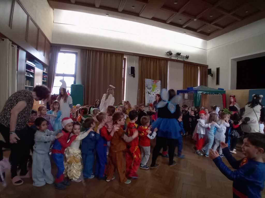 Faschingspolonaise und Faschingstanz. Alle 100 Kindergartenkinder feierten gemeinsam Fasching bei Spiel und Spaß