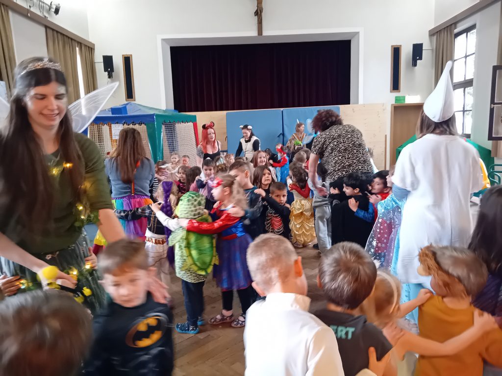 Faschingspolonaise und Faschingstanz. Alle 100 Kindergartenkinder feierten gemeinsam Fasching bei Spiel und Spaß