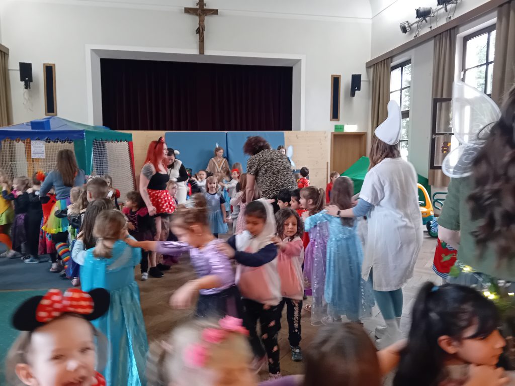 Faschingspolonaise und Faschingstanz. Alle 100 Kindergartenkinder feierten gemeinsam Fasching bei Spiel und Spaß