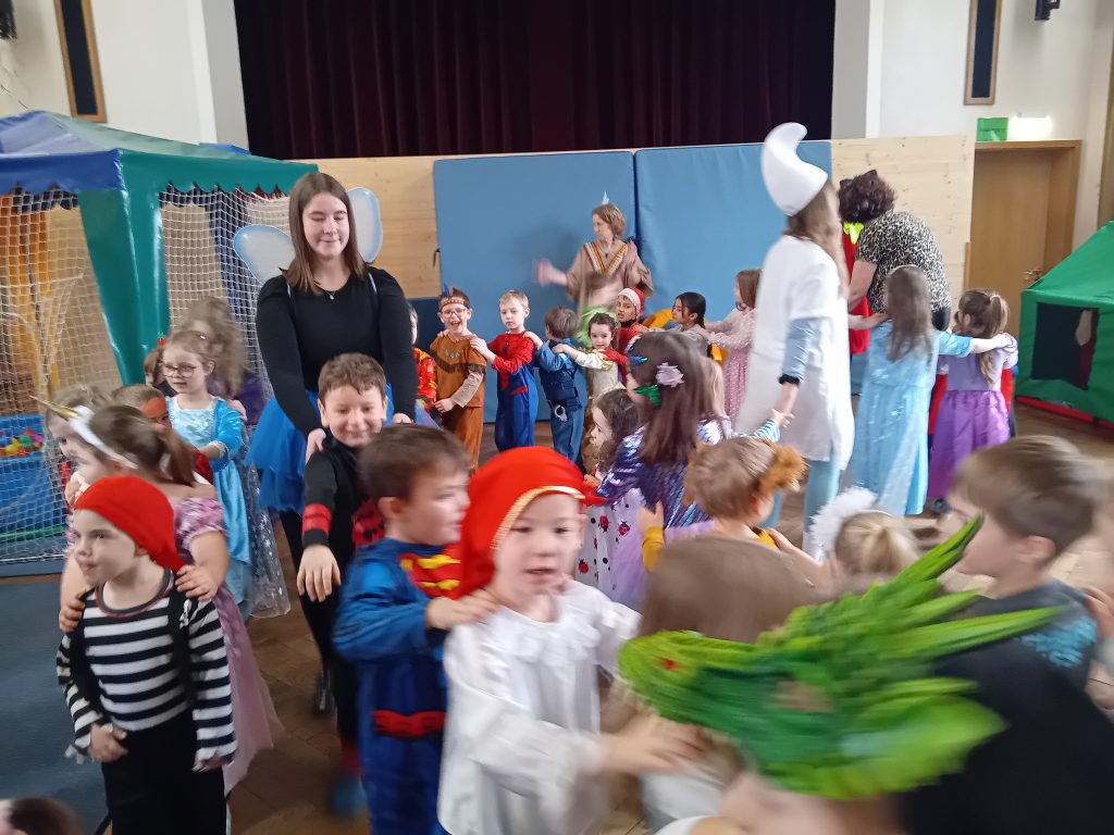 Faschingspolonaise und Faschingstanz. Alle 100 Kindergartenkinder feierten gemeinsam Fasching bei Spiel und Spaß