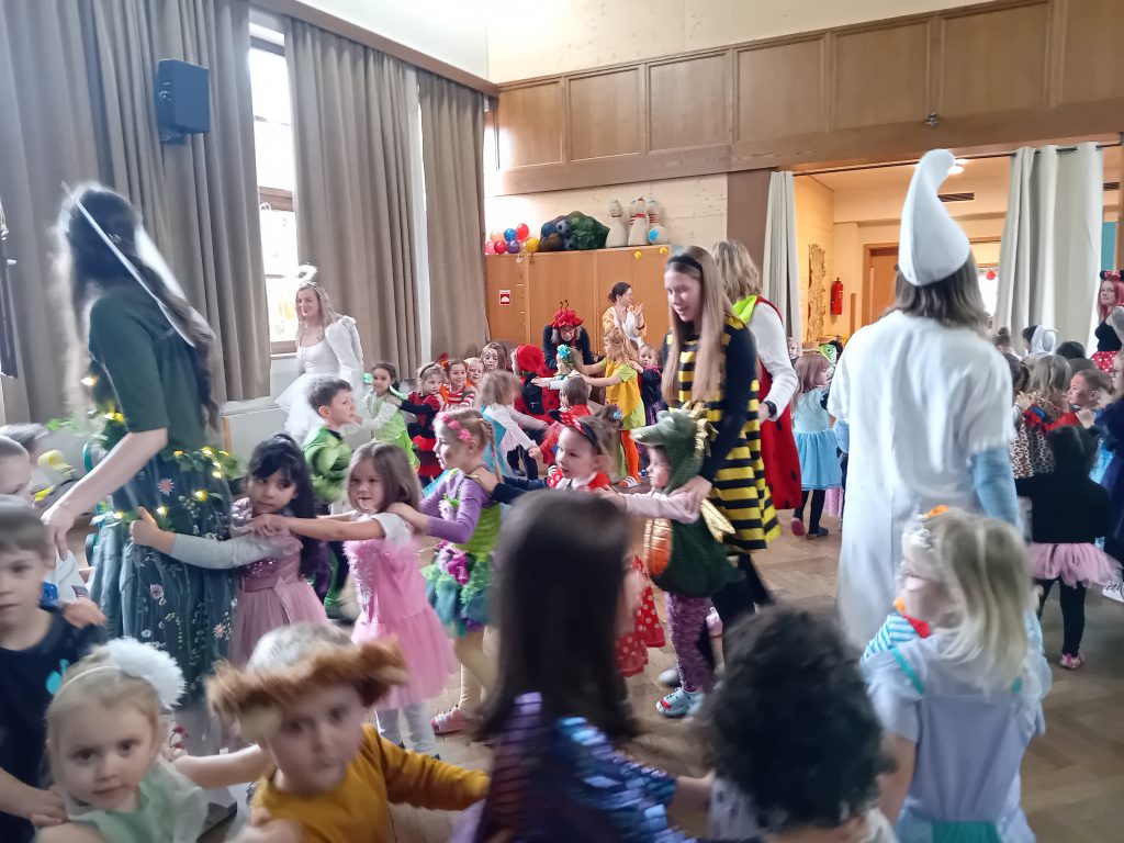 Faschingspolonaise und Faschingstanz. Alle 100 Kindergartenkinder feierten gemeinsam Fasching bei Spiel und Spaß
