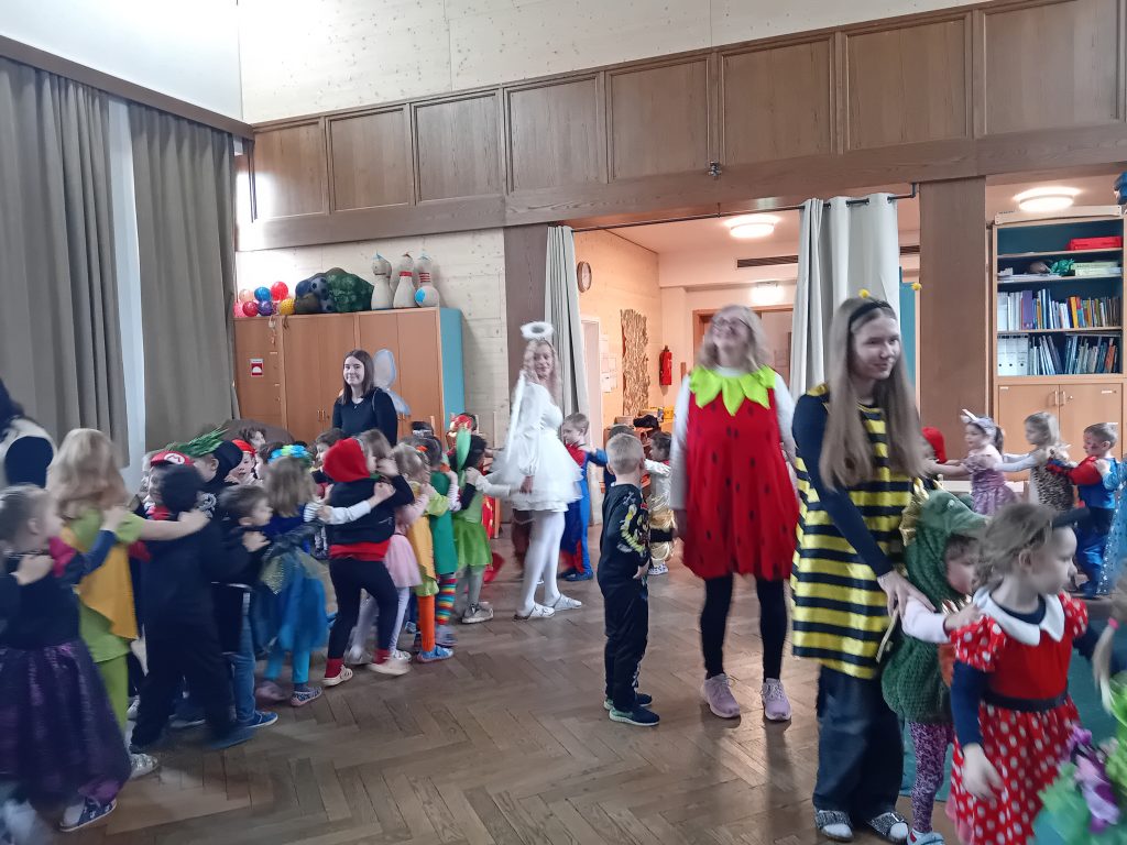 Faschingspolonaise und Faschingstanz. Alle 100 Kindergartenkinder feierten gemeinsam Fasching bei Spiel und Spaß