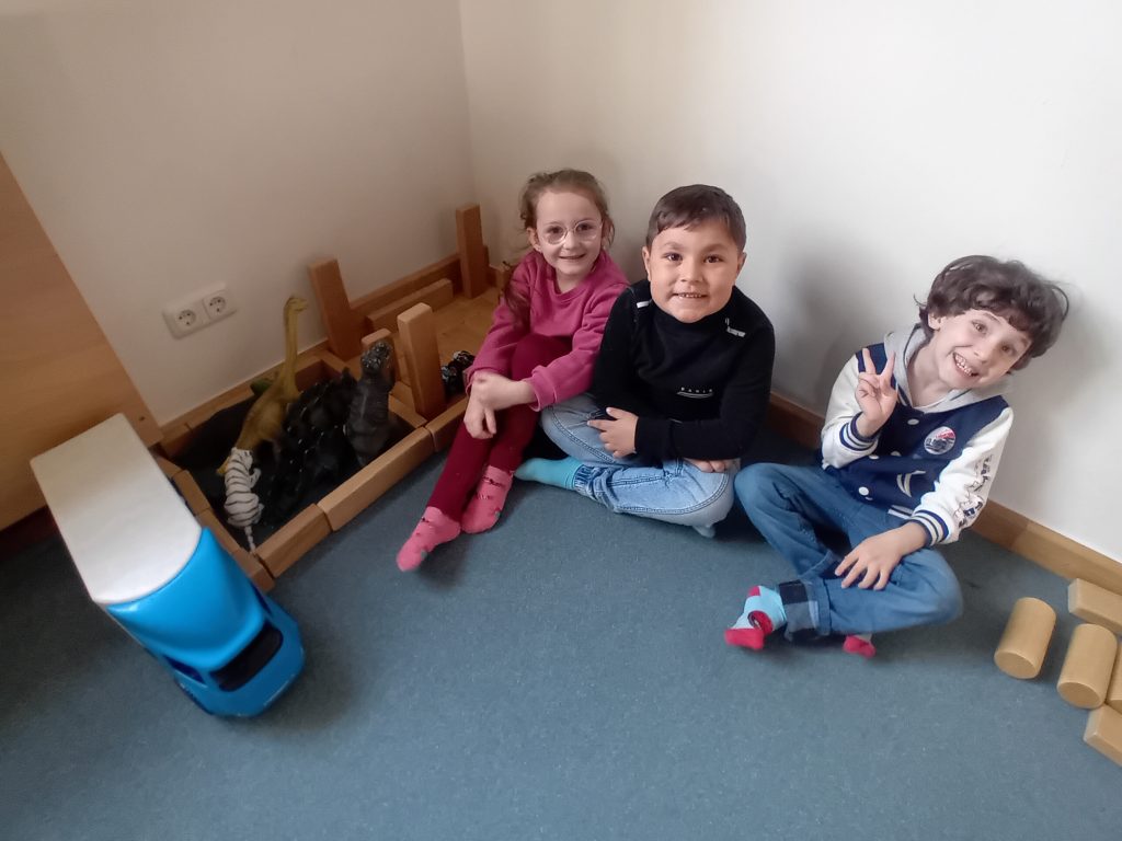 Wir spielen gemeinsam in der Bauecke.