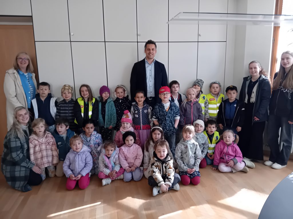 Die Kindergartenkinder besuchen den Bürgermeister im Rathaus.