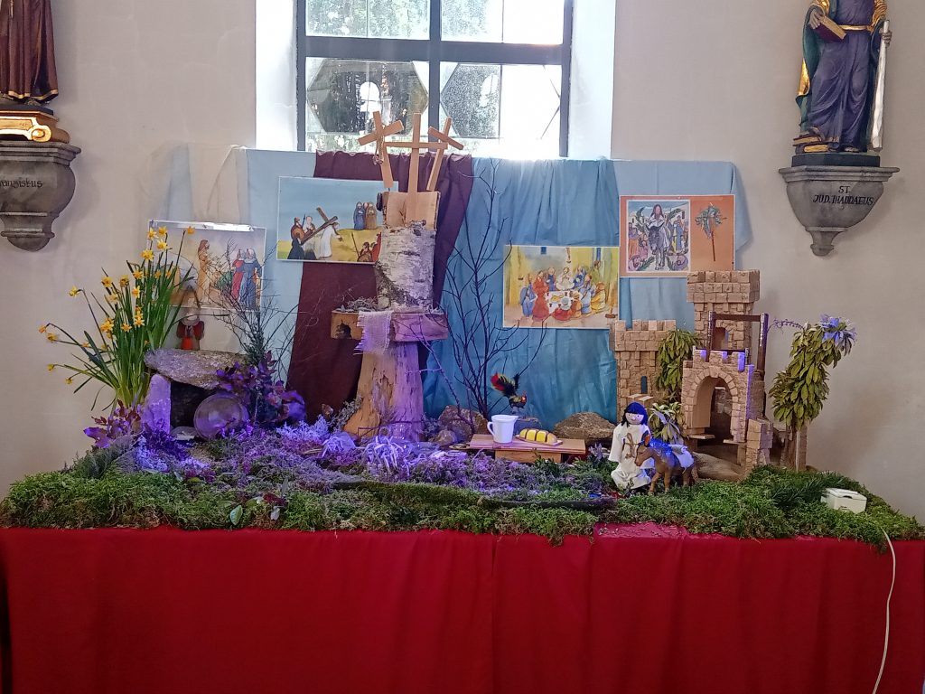 Besuch der Osterkrippe in der Kirche