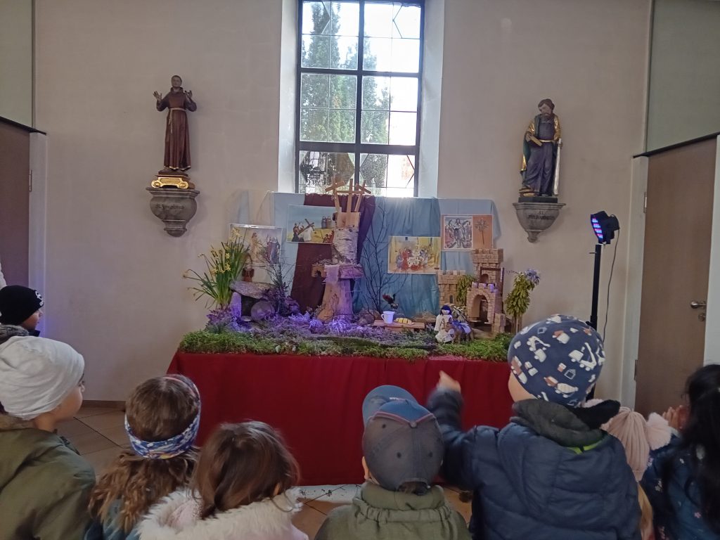 Besuch der Osterkrippe in der Kirche