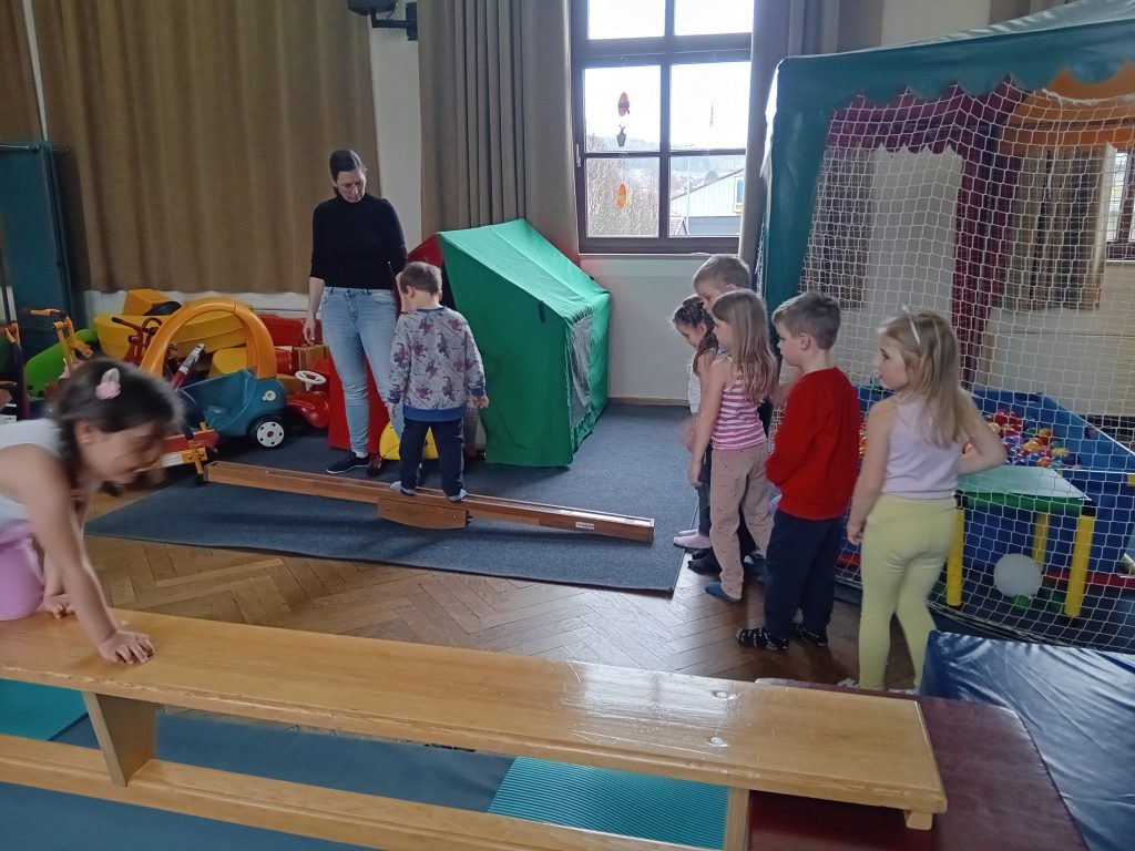 Bewegungsbaustelle in der Turnhalle