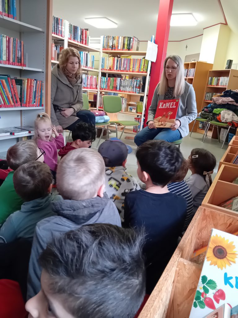 Wir besuchen die Bücherei in Oberviechtach. Frau Hagl liest uns ein Buch vor und zeigt uns die Bücherei.
