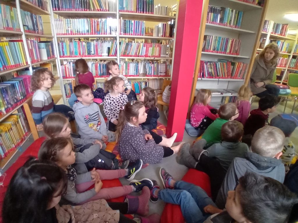 Wir besuchen die Bücherei in Oberviechtach. Frau Hagl liest uns ein Buch vor und zeigt uns die Bücherei.