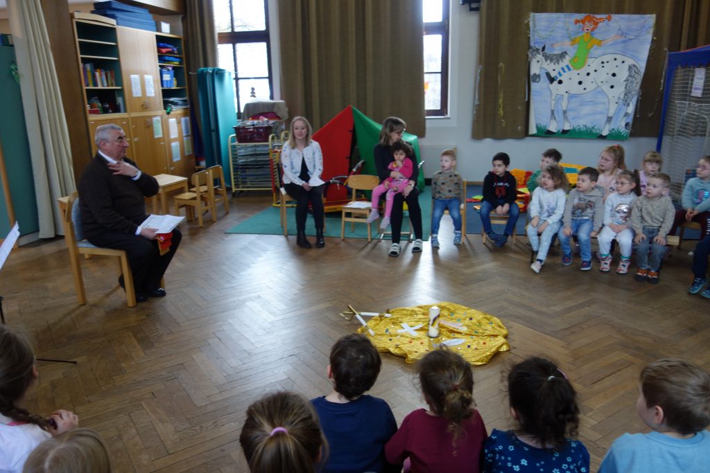 Hr. Pfarrer Kaufmann spendet uns den Blasiussegen