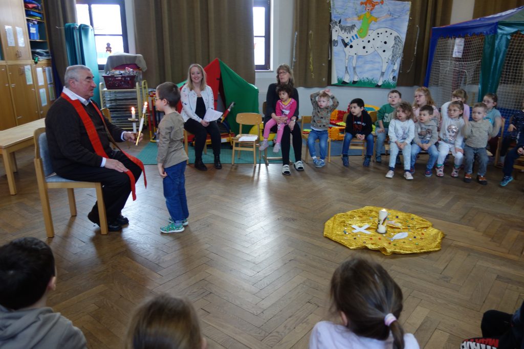 Hr. Pfarrer Kaufmann spendet uns den Blasiussegen