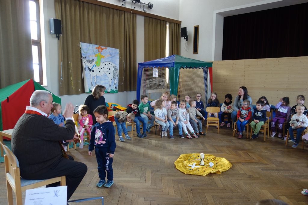 Hr. Pfarrer Kaufmann spendet uns den Blasiussegen