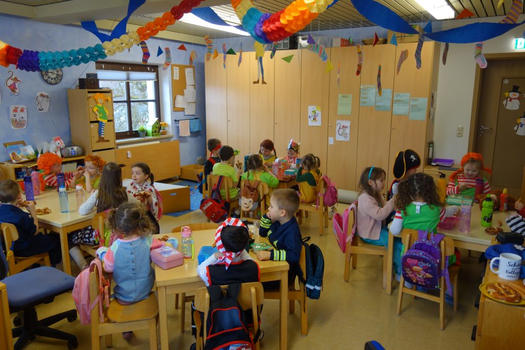 Wir machen eine leckere Faschingsbrotzeit . Es gibt Wiener und Brezen für die Kinder.