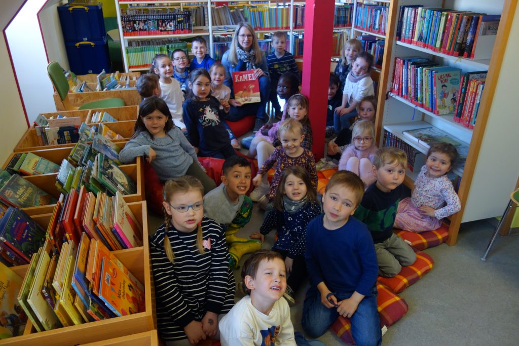Wir besuchen die Bücherei in Oberviechtach. Frau Hagl liest uns ein Buch vor und zeigt uns die Bücherei.