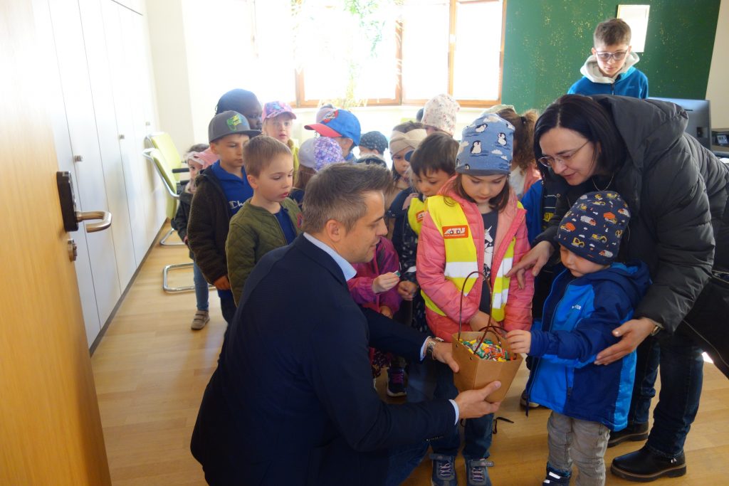 Die Kindergartenkinder besuchen den Bürgermeister im Rathaus.
