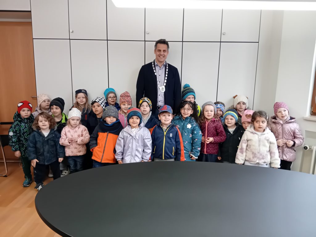 Die Kindergartenkinder besuchen den Bürgermeister im Rathaus.
