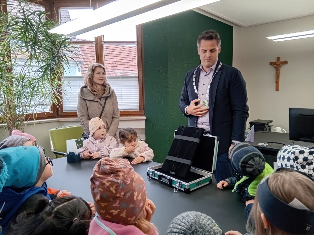 Die Kindergartenkinder besuchen den Bürgermeister im Rathaus.