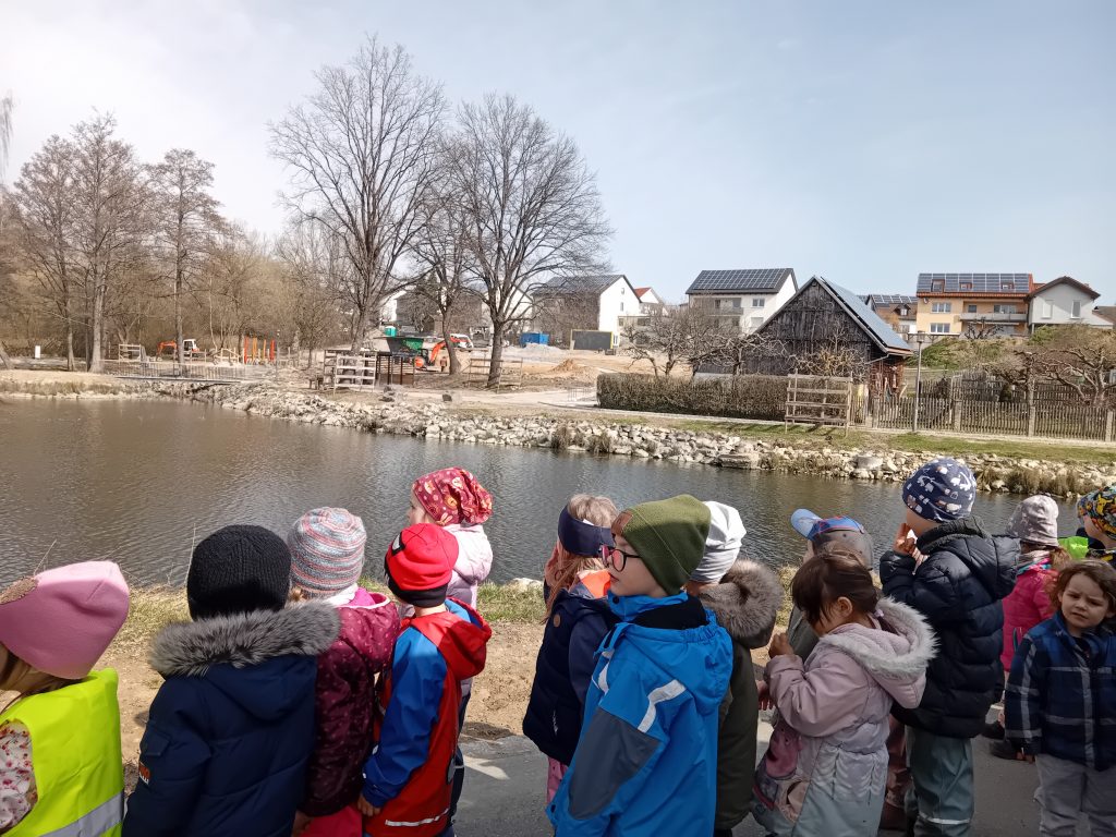 Die Mäusegruppe schaut die Baustelle am Marktweiher an
