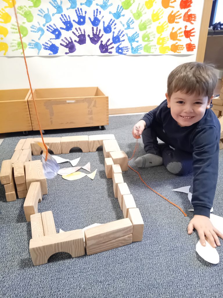 Die Mäusekinder spielen in der Regebogenecke.