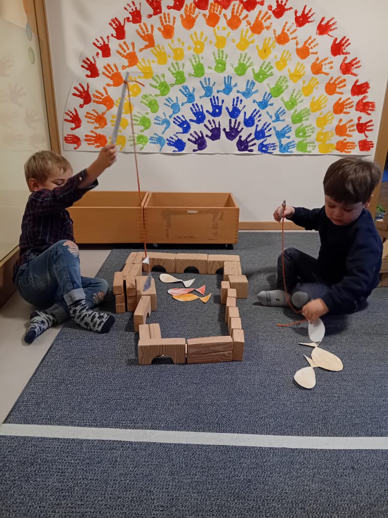 Die Mäusekinder spielen in der Regebogenecke.