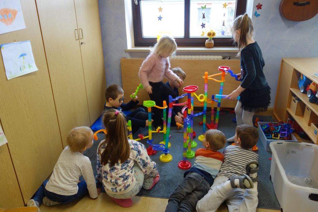 Die Igelkinder bauen eine Kugelbahn