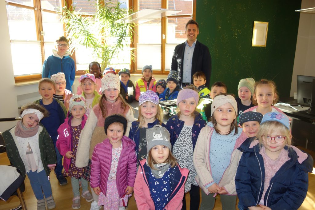 Die Kindergartenkinder besuchen den Bürgermeister im Rathaus.