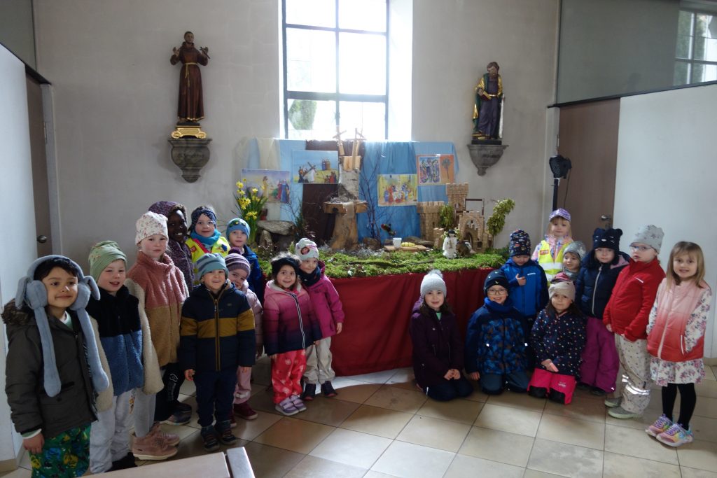 Besuch der Osterkrippe in der Kirche