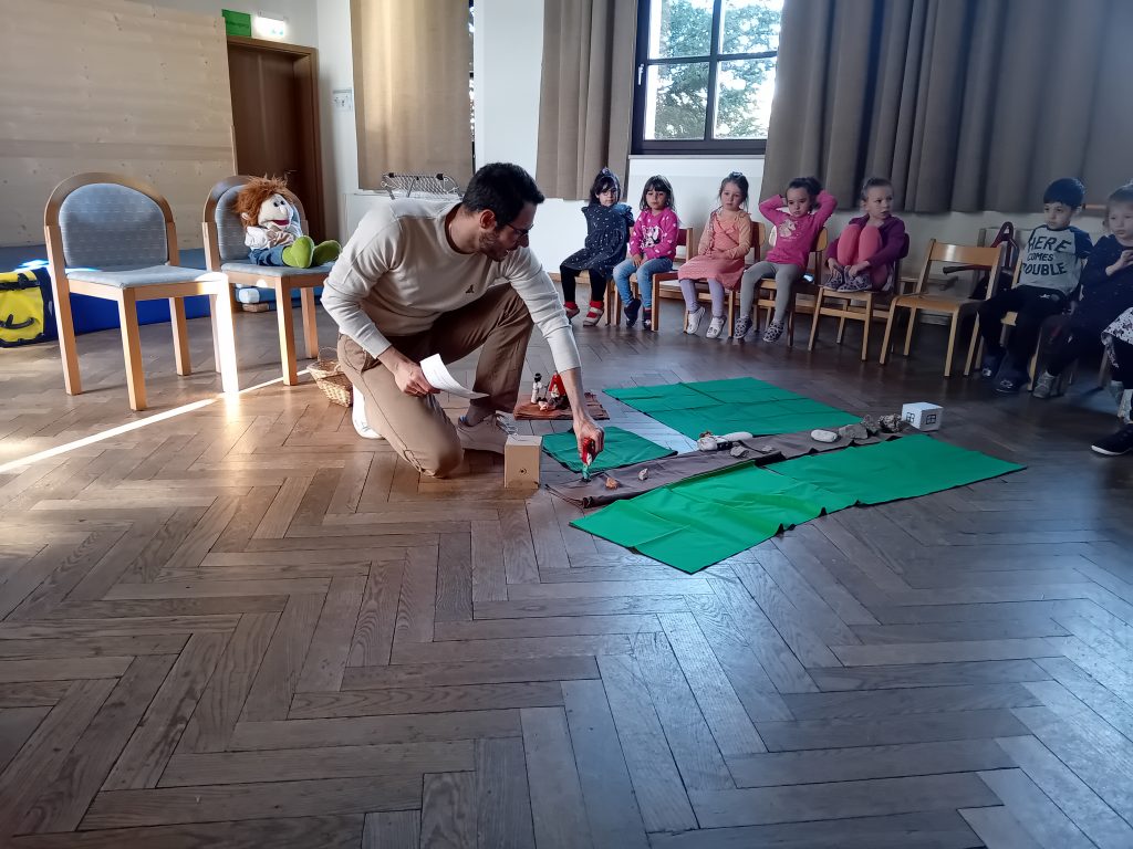 Der Evangelische Pfarrer Hr. Fischer besucht uns im Kindergarten und erzählt den Kindern eine religiöse Geschichte zum Thema Heilen