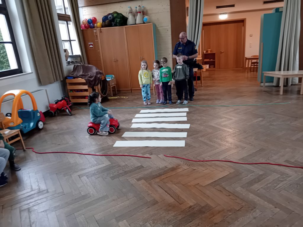 Marienkäferkinder lernen den Schulweg