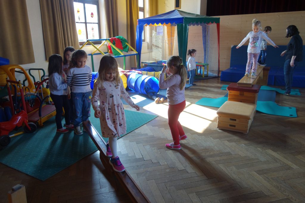 Turnstunde der Igelkinder