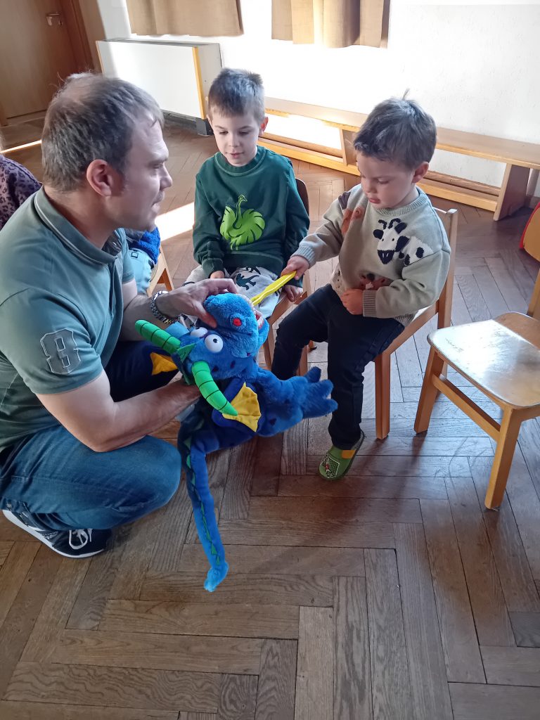 Zahnarztbesuch von Hr. Dr. Schwindler in unserem Kindergarten